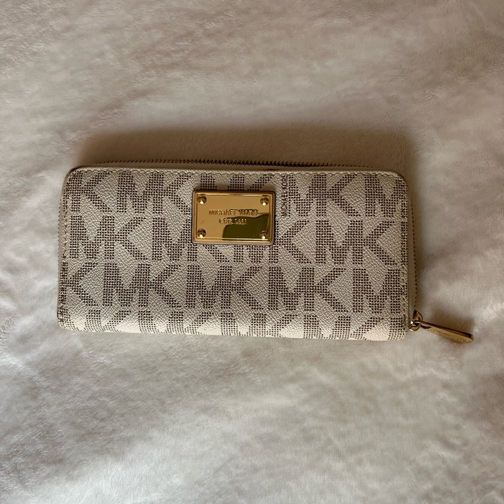 Michael Kors cream wallet